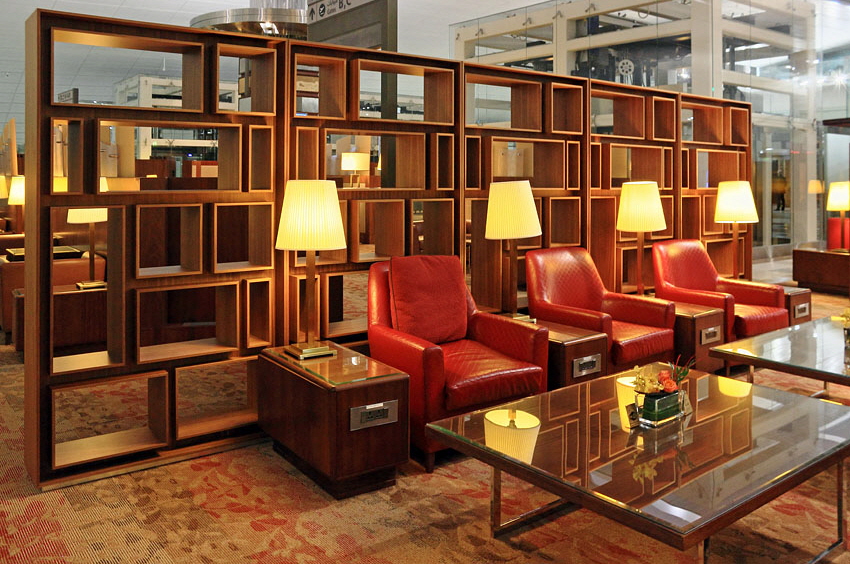Dubai Airport, Emirates Business Class Lounge, Dubai to London (coming from Hong Kong),  4000 A 850