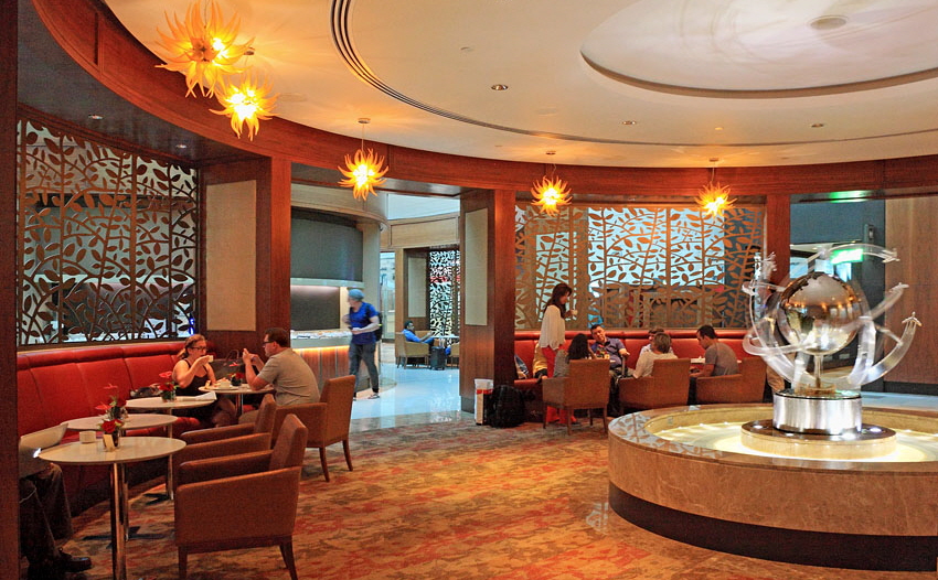Dubai Airport, Emirates Business Class Lounge, Dubai to London (coming from Taipei), 4000 A 850