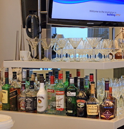 Heathrow Terminal 4, Gulf Air, Falcon Gold Lounge, bar area, ,,, A 467 deep