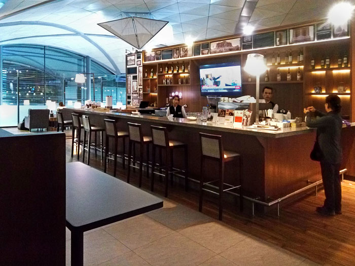 Phnom Penh Airport, Plaza Premium Lounge, bar, Phnom Penh to Beijing, 700