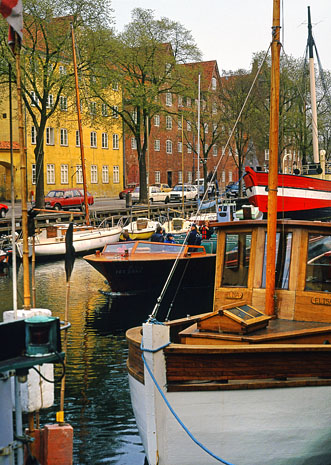 DENMARK, Copenhagen, Christianshavn, canalside boats, 465 deep