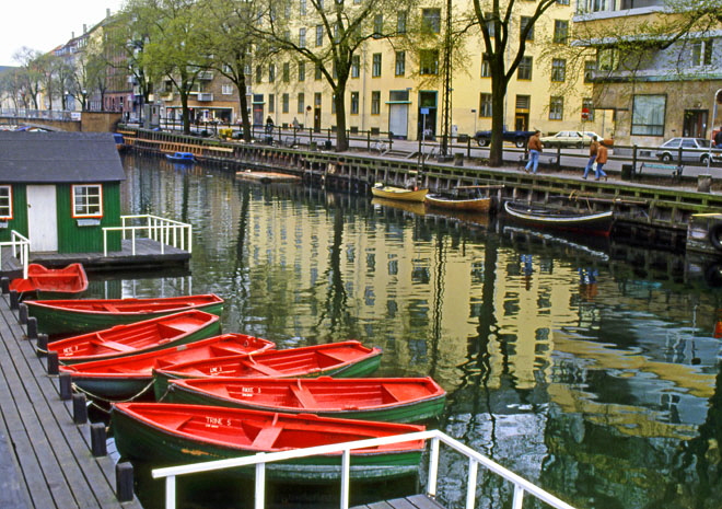 DENMARK, Copenhagen, Christianshavn, canalside pleasure boats, 700