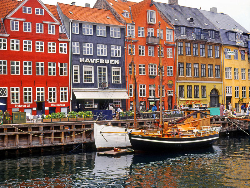 DENMARK, Copenhagen, Old Town, Nyhavn, waterfront buildings and boats, DEN108JPL A 800