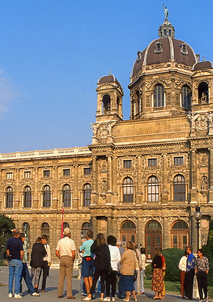 Austria, VIENNA, Natural History Museum and walking tour group, VIE358JPL A 425