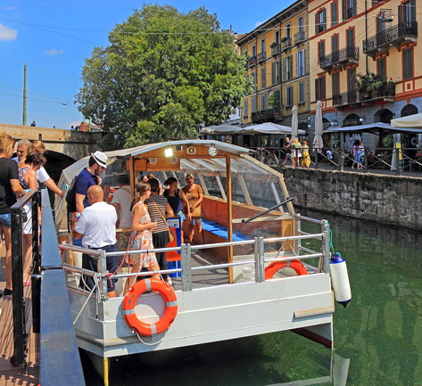 ITALY, Lombardy, MILAN, Naviglio Grande canal, cruise boat and tourists, ITL2048JPLA 433 deep