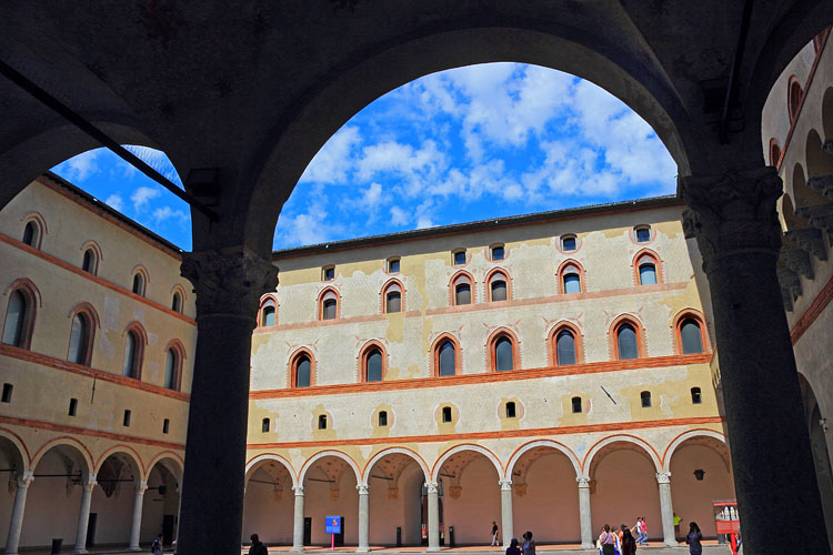 ITALY, Lombardy, MILAN, Piazza Castello, Sforza Castle, Rocchetta Courtyard, ITL2084JPLA 750