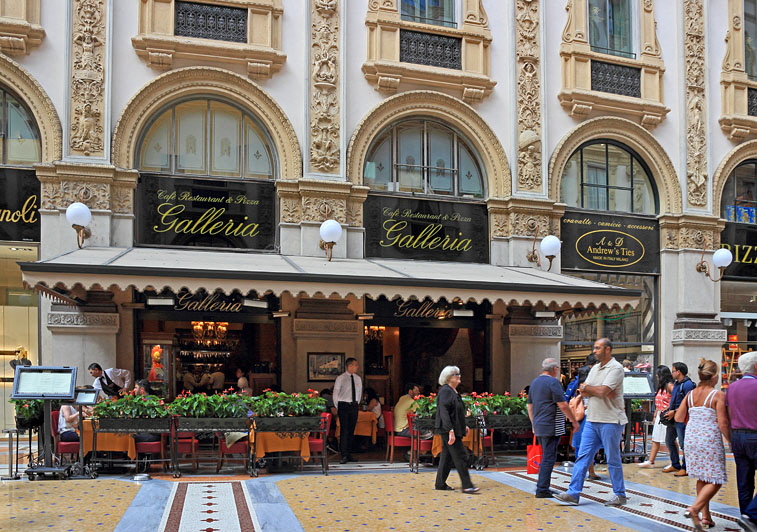 ITALY, Lombardy, MILAN, Piazza Del Duomo, Galleria Vittorio Emanuele II, restaurant, TL2044JPLA 757