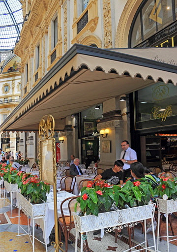 ITALY, Lombardy, MILAN, Piazza Del Duomo, Galleria Vittorio Emanuele II, restaurant, TL2069JPLA 540 deep