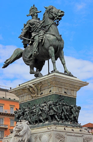 ITALY, Lombardy, MILAN, Piazza Del Duomo, Victor Emmanuel II monument, ITL2019JPLA 320