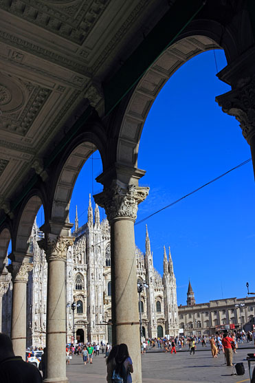 ITALY, Lombardy, MILAN, Piazza Del Duomo, and The Duomo Cathedral), ITL1969JPLA 371
