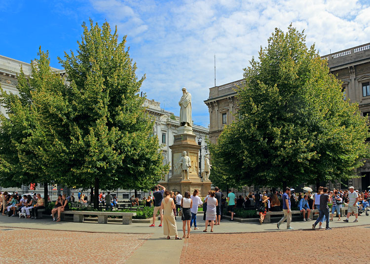 ITALY, Lombardy, MILAN, Piazza della Scala, and Leonardo statue, ITL2070JPLA 750