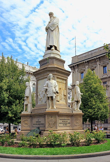 ITALY, Lombardy, MILAN, Piazza della Scala, and Leonardo statue, ITL2071JPL 4000A 363