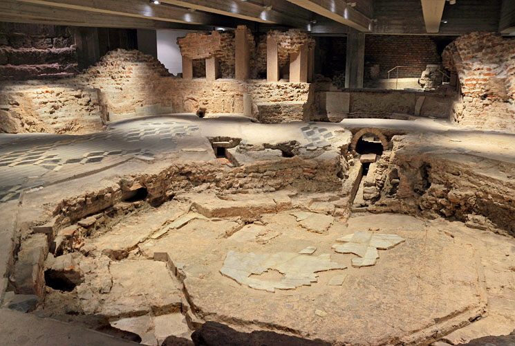 ITALY, Lombardy, MILAN, The Duomo, Baptistery, archaeological area, ITL1998JPL 4000A 750