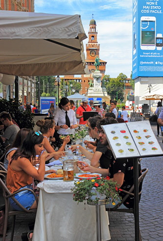 ITALY, Lombardy, MILAN, outdoor restaurant scene, ITL2046JPLA 500 deep