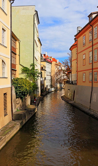 Czech Rep, PRAGUE, Mala Strana, Certovka Canal, CZ1499JPL 533 deep