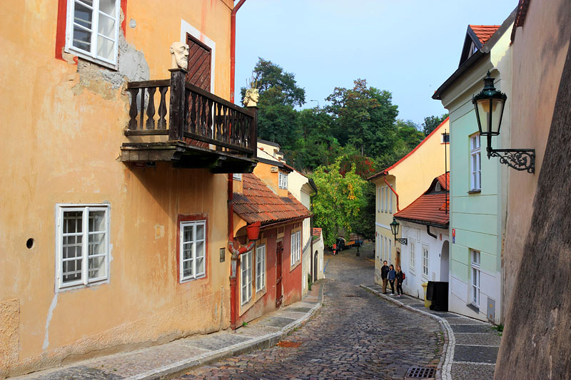 Czech Rep, PRAGUE, Mala Strana, Kapucinska Street, cobblestoned street, CZ1586JPL A 800