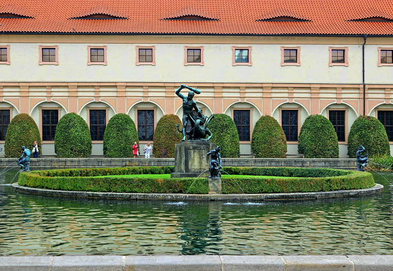 Czech Rep, PRAGUE, Mala Strana, Wallenstein Palace gardens, pond, Hercules fighting dragon sculpture, CZ1528JPL A 800