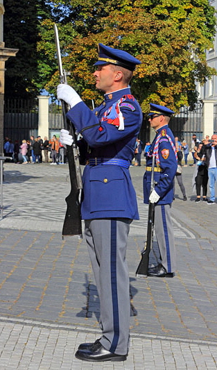Czech Rep, PRAGUE, Prague Castle, palace guards, changing of the guard, CZ1213JPL 533 deep