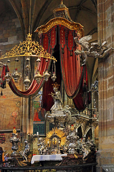 Czech Rep, PRAGUE, Prague Castle complex, St Vitus Cathedral, St Vitus memorial altar, CZ1301JPL 370
