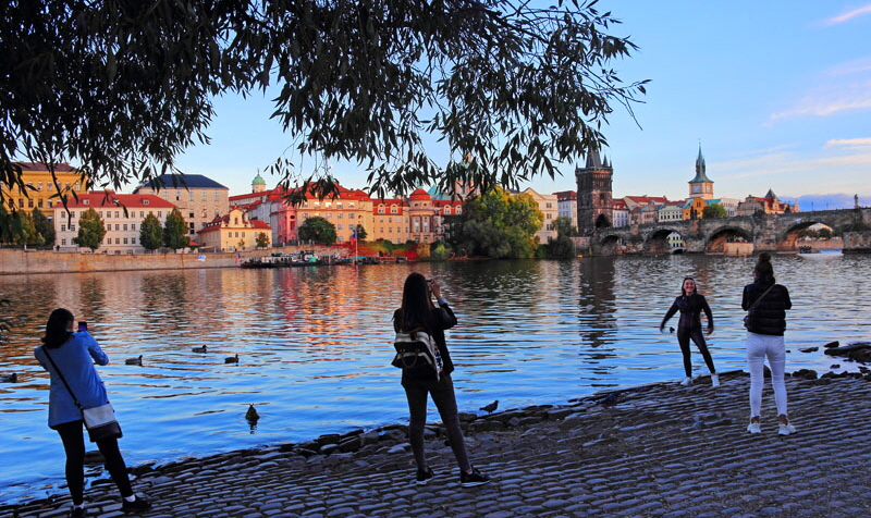 Czech Rep, PRAGUE, River Vlatava, dusk view, CZ1132JPL A 800