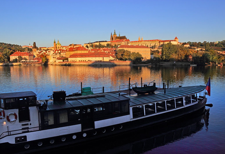 Czech Rep, PRAGUE, River Vlatava, early morning light, and city view, CZ1164JPL A 800