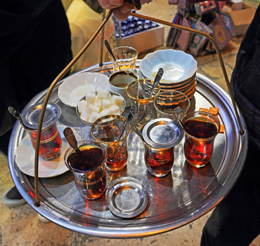 TURKEY, Istanbul, Grand Bazaar (Kapali Carsi), Turkish Tea service to vendors, TUR1296JPL A 370