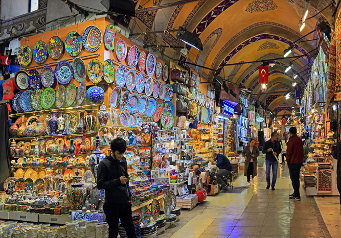 TURKEY, Istanbul, Grand Bazaar (Kapali Carsi), ceramics display in shop,TUR1273JPL A 700