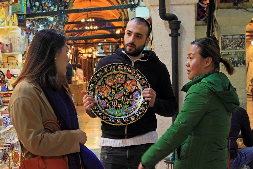 TURKEY, Istanbul, Grand Bazaar (Kapali Carsi), customers bargaining with vendor, TUR1292JPL A 850