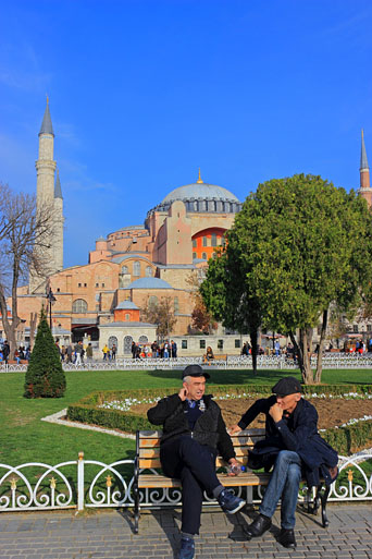 TURKEY, Istanbul, Hagia Sophia (Ayasofya mosque), people on park bench, TUR1199JPL 513 deep