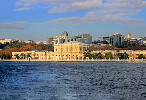 TURKEY, Istanbul, New City, Dolmabahce Palace, view from the Bosphorus, TUR1431PL A 600