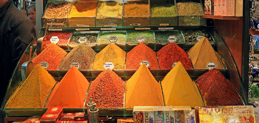 TURKEY, Istanbul, Spice Bazaar (Egyptian Bazaar), spices on display, TUR1363JPL A 850