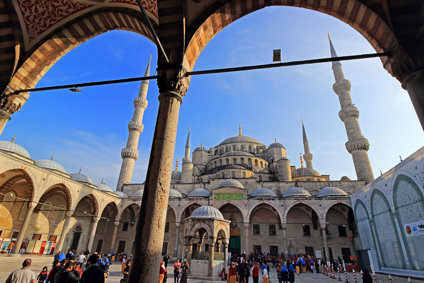 TURKEY, Istanbul, Sultan Ahmet Mosque (Blue Mosque), and courtyard, TUR1155JPL A 850