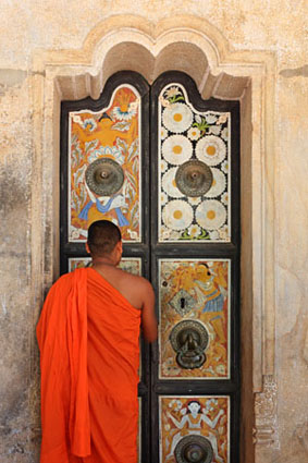 Asgiriya Monastery, monk openinig door to image house, 425 deep