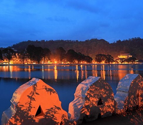 Kandy lake, night view 425 deep