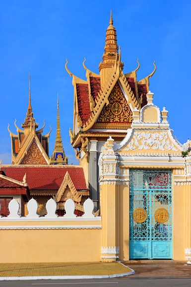 AMBODIA, Phnom Penh, Royal Palace, complex exterior, view from street, CAM261JPL A 578 deep