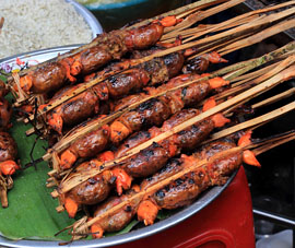 CAMBODIA, Phnom Penh, Phsar Chas (Market), street food stalls, CAM1697JPL A 270