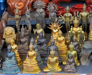 CAMBODIA, Phnom Penh, Phsar Thmey (Central Market), crafts, souvenir stalls, CAM2116JPL A 375 deep
