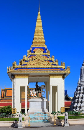 CAMBODIA, Phnom Penh, Royal Palace, complex, King Norodom statue, CAM250JPL 300