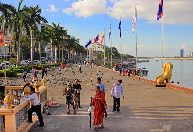 CAMBODIA, Phnom Penh, Sisowath Quay (Riverside Promenade), CAM1806JPL A 650