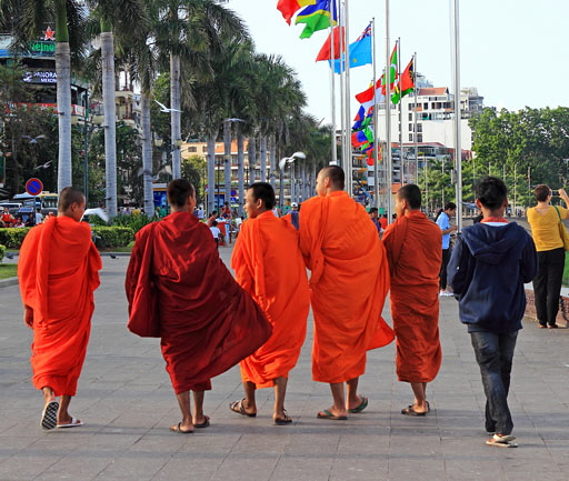 CAMBODIA, Phnom Penh, Sisowath Quay (Riverside Promenade), and monks, CAM1805JPL 4000 A433 deep