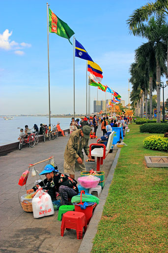 CAMBODIA, Phnom Penh, Sisowath Quay (riverside), food vendors, CAM1798JPL A 513 deep