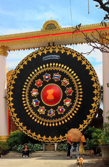 CAMBODIA, Phnom Penh, Wat Ounalom, large gong, CAM1626JPL A 373