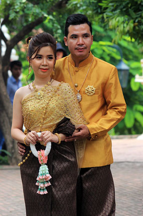 CAMBODIA, Phnom Penh, Wat Phnom, temple site, newly wed couple photographed, CAM1976JPL 285