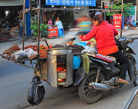 CAMBODIA, Phnom Penh, street food, mobile stall, CAM1984JPL A 650