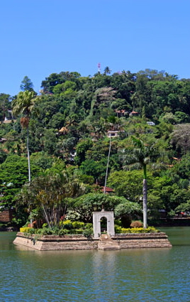 SRI LANKA, Kandy, Kandy Lake and island, SLK3129JPL