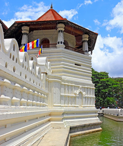 SRI LANKA, Kandy, Temple of the Tooth (Dalada Maligawa), and moat, SLK3364JPL A 400