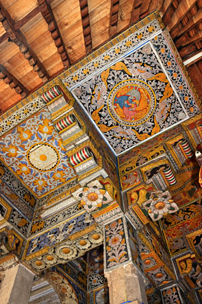 SRI LANKA, Kandy, Temple of the Tooth (Dalada Maligawa), main hall, wooden roof carvings and paintings, SLK3338JPL A 295