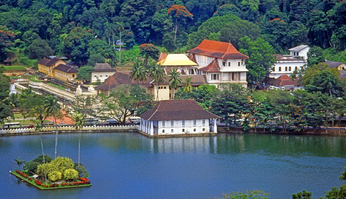 Temple of the Tooth (Dalada Maligawa) and Kandy Lake,  475 pixels
