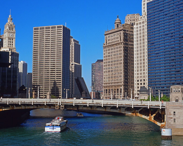 Chicago River and tour boat, Downtown, Marina City area, CHI747JPL 700