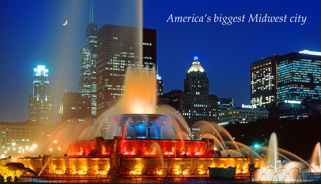 USA, Illinois, CHICAGO, Buckingham Fountain and night skyline, CHI702JPL 1120